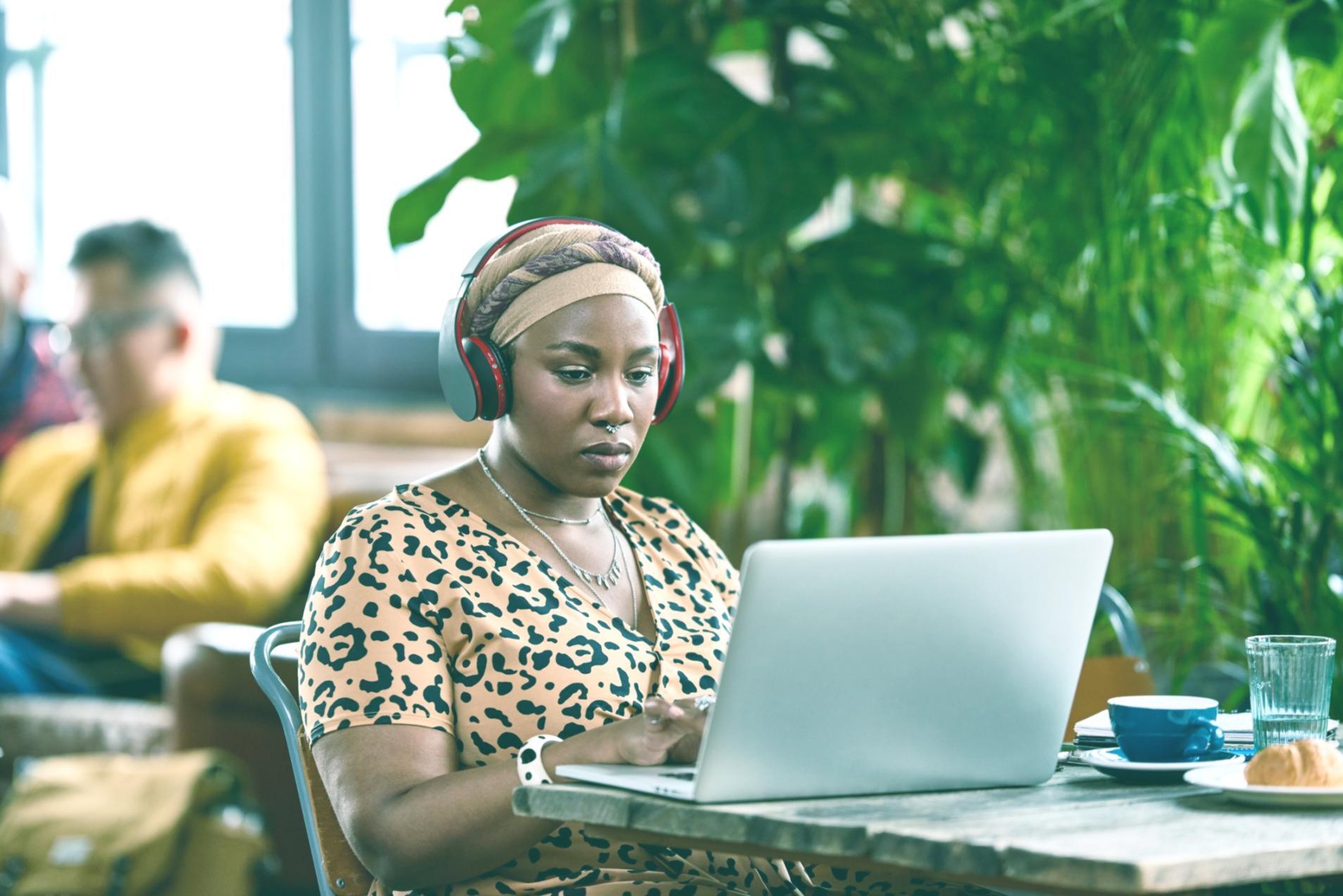 Estudiante trabajando en análisis crítico