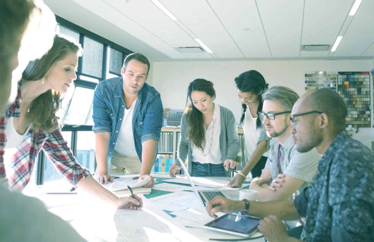 Sesión de formación empresarial en pensamiento crítico