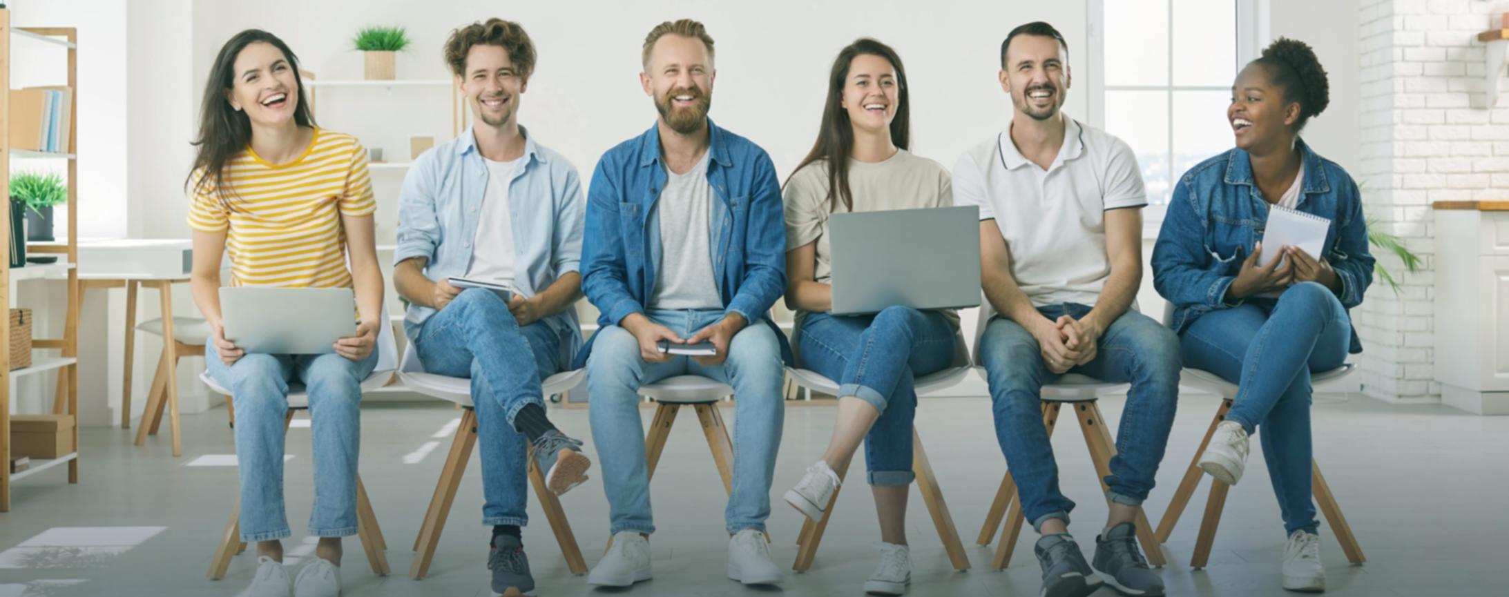 Equipo de trabajo aplicando pensamiento crítico