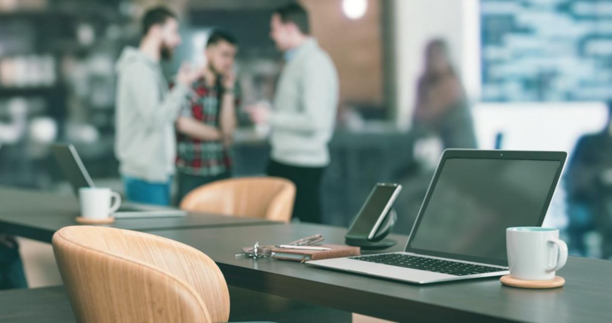 Profesionales durante sesión formativa