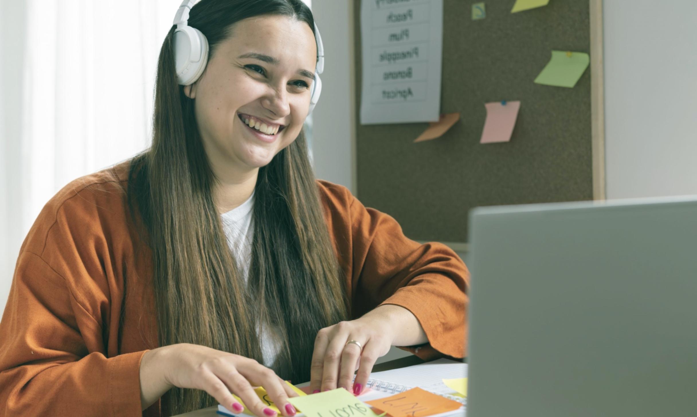 Estudiantes participando en una sesión interactiva sobre pensamiento crítico
