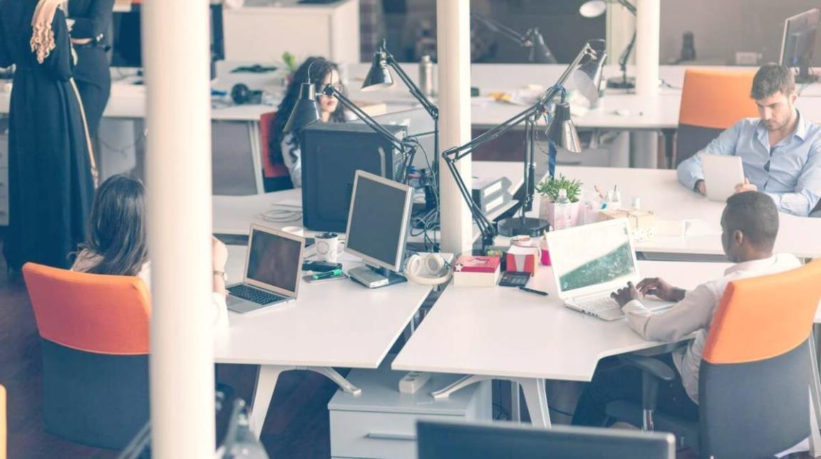 Estudiantes participando en una sesión de pensamiento crítico